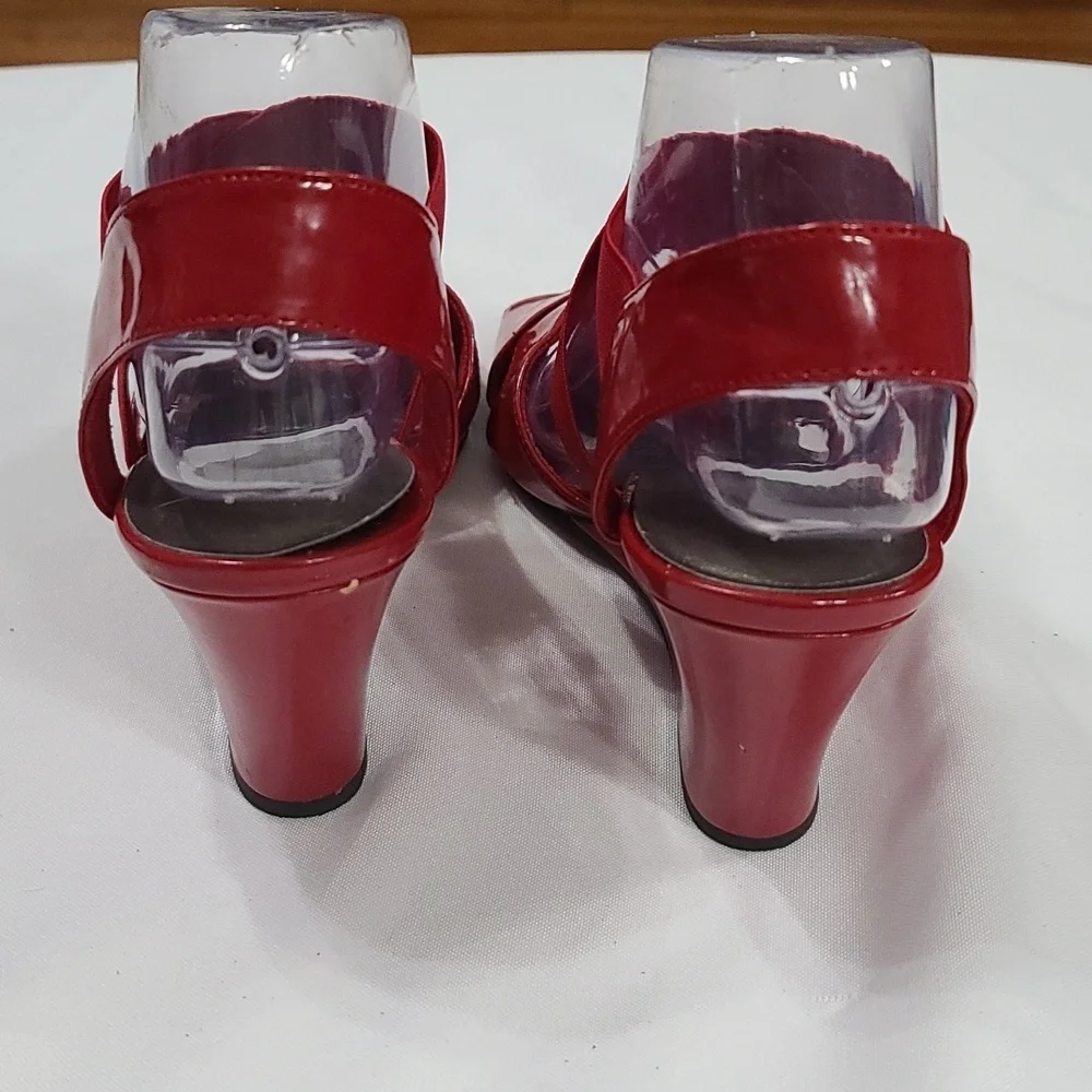 Predictions Womens Shiny Red Faux Leather Wedge Sandals Holidays 8W GUC READ‎